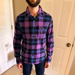 Classic fit American Eagle flannel! Soft material for fall, in vibrant purple.